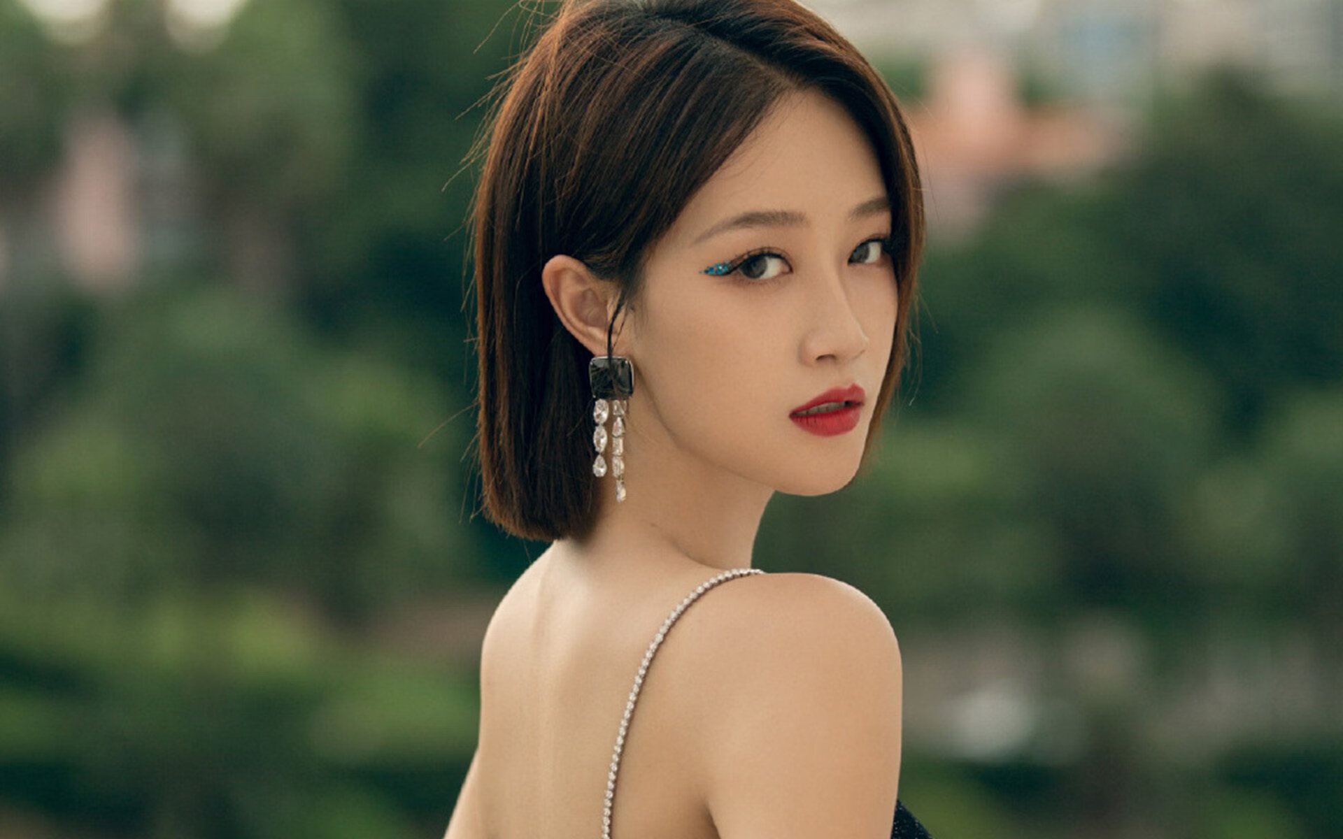 皇马领跑西甲，巴萨紧追不舍，榜首大战一触即发，皇马和巴萨两队进行足球比赛,最后皇马5_3获胜